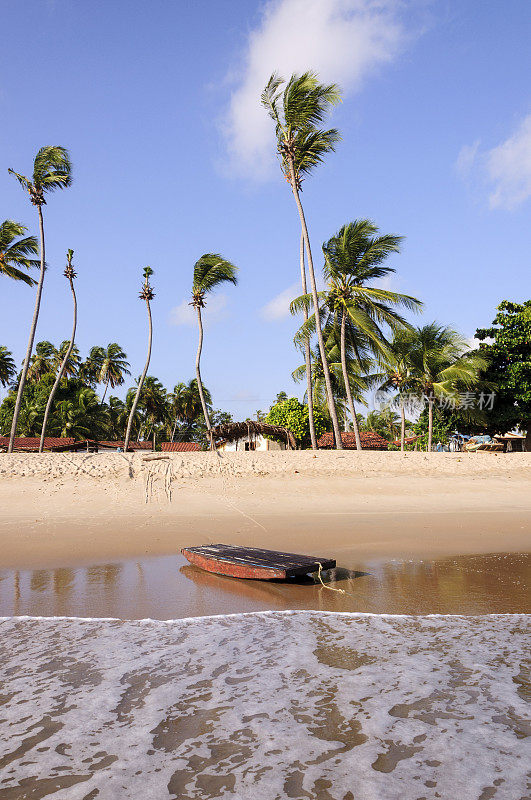 海滩上的Pititinga (RN巴西)木筏
